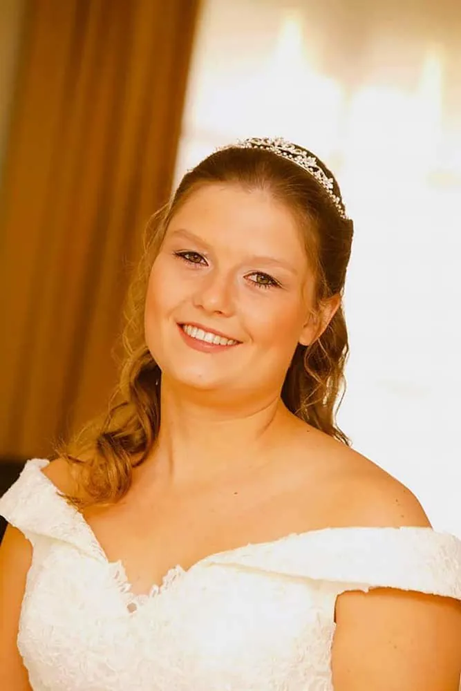Stralende bruid met diadeem