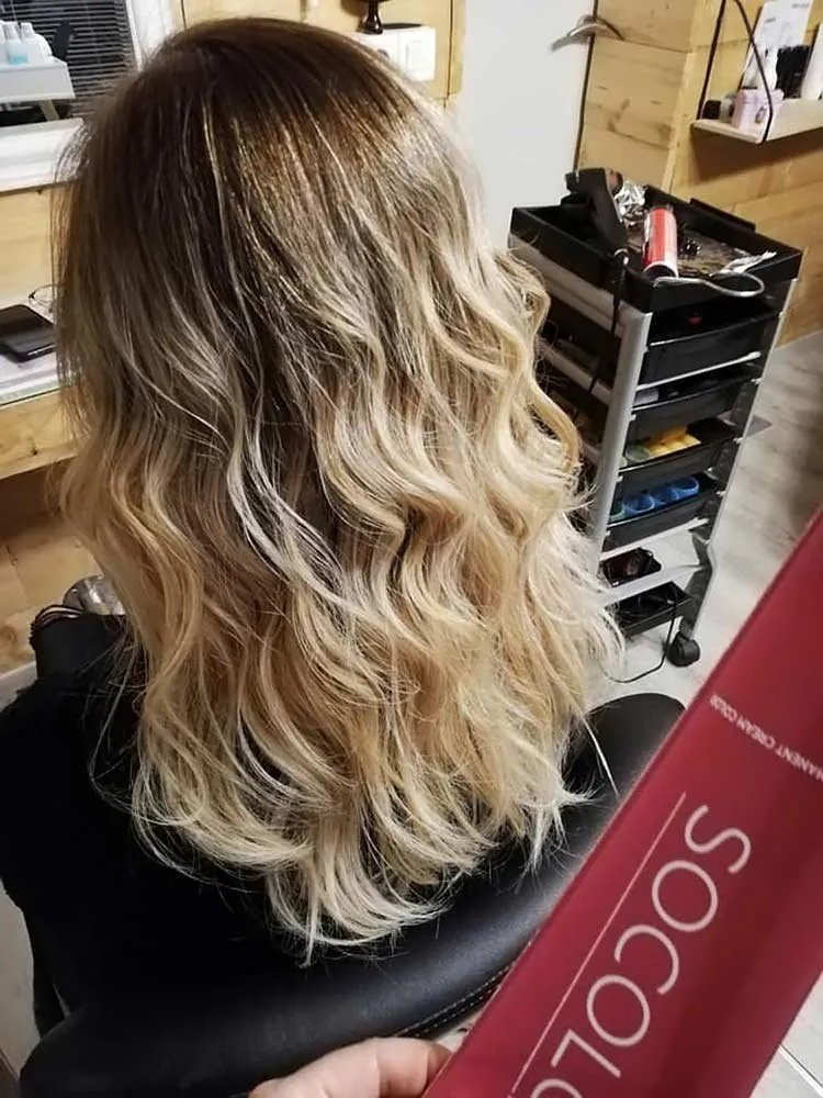 Lang, golvend blond haar